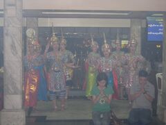 お線香の煙で白く写ってしまいました・・・
奉納の踊り？をする民族衣装の女性たちと熱心に祈るカップル。