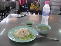 お昼はピンクのカオマンガイ“ガイトーン・プラトゥーナム”へ♪
カオマンガイもタイに来て初めて食べて大好きになった料理の一つ♡
日本の渋谷にもお店が出来ましたね〜！
