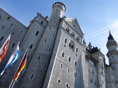 ホテル前の駐車場に車をとめてチェックイン、徒歩でノイシュヴァンシュタイン城を見学。