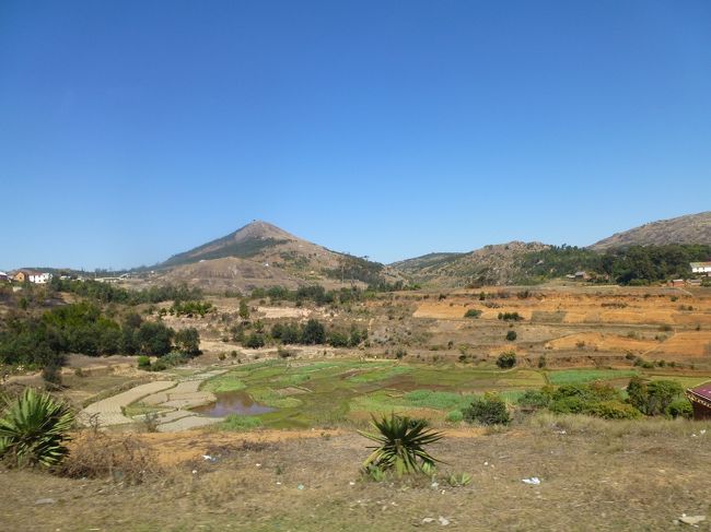 マダガスカル東部に位置するペリネへと向かいます。<br />アンタナナリボからペリネ迄は約150?ですが道路状況がひどくて4時間ぐらいかかりました。<br />お天気も良くて道路沿いの村などの風景を車窓から存分に楽しみました。