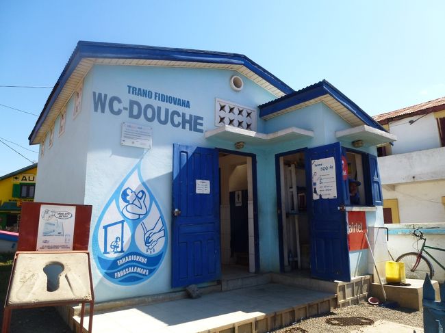 途中　立ち寄ったトイレです。<br />使用料は１００アリアリ（日本円に換算すると約5円）