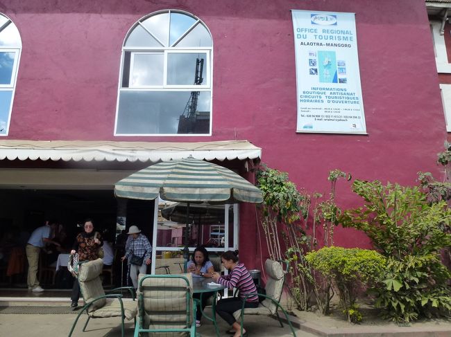 途中の「ムラマンガ」で昼食<br />レストランです。