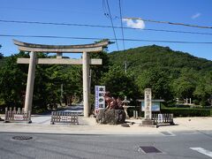 備前一宮駅から見える（徒歩3分程度）備前国一宮「吉備津彦神社」です。
後ろには吉備の中山が見えます。