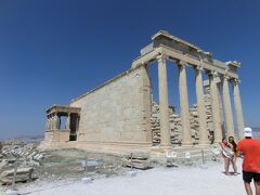 パルテノン神殿の前に建つエレクティオン