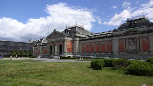 そのすぐお向かいにある京都国立博物館へ。<br />どうやらこの日が、増築した平成知新館の開館日だったようで。<br />同行者が行きたそうにしていたので急遽見ることに。<br />パンフレットに伝 頼朝の肖像と重盛（清盛の嫡男）さんの肖像が映っていたので少々興味惹かれまして。<br /><br />写真はこちらは古い方の明治古都館だそうですが、わたしこっちのが好きだなぁ…。