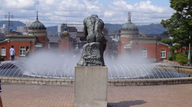 庭の噴水考える人、の尻。