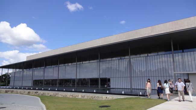 こちらが、その新しい方。平成知新館。<br /><br />平安〜鎌倉の仏像展示のコーナーとか見応えはありました。<br />上野よりはまだ充実してないかなっという印象。<br /><br />ただ古筆コーナーがあって、藤原行成の手蹟のもの、藤原公任の手蹟のものが結構あって意外な収穫でした。<br /><br />※百人一首巡りも好きです。