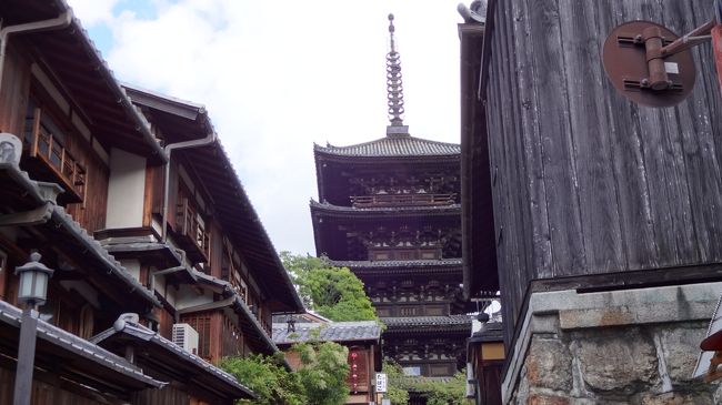 新熊野の後、だらだら坂をチャリで駆け上がり、六波羅蜜寺・六道珍皇寺を再訪しましたが、特に目新しいことないので割愛。<br /><br />八坂方面へちょっと入ります、この清水へ至る道でよく見える五重塔。<br />今度はココが目的地です。<br /><br />お寺のお名前は法観寺。<br />ネットで調べると不定休がなかなかの不定っぷりらしいので訪問前に電話で確認。<br />