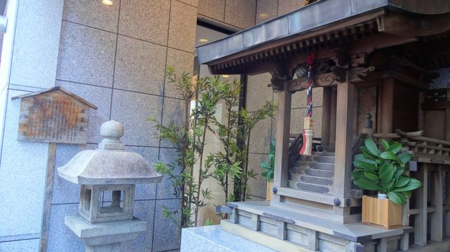 夕食に向かいながらぶらぶらと歩いている途中に発見。<br />イヤ、この辺にあることは知っていたのですが。<br />ぶっちゃけこれだけのために行く気にはなれず放置してました。回収できてよかったよかった。<br /><br />ビル（ホテルだったかも）の端っこにちんまりと残るこの小さいお社は、俊成社。<br />俊成…藤原俊成のお邸のあった場所だそうです。<br /><br />俊成といえば小倉百人一首にとられている歌人、その編纂者である藤原定家のパパ。<br />そして平家物語の中では、木曽義仲に攻められて平家が都落ちを決意した時、<br />平忠度が、和歌を通して親交のあった俊成の邸に自分の歌集を渡しに来たという、エピソードがありましたね。<br />いつか、勅撰集が編まれるときがあれば、この中から１首でも載せてほしい。<br /><br />ちなみにその希望は果たされますが、平家が負けて賊軍になってしまったがゆえに名前を記すことができず、詠み人知らずとして採用されることになったのでした。<br /><br />ま、そんな俊成さんのおうちのあったところ。