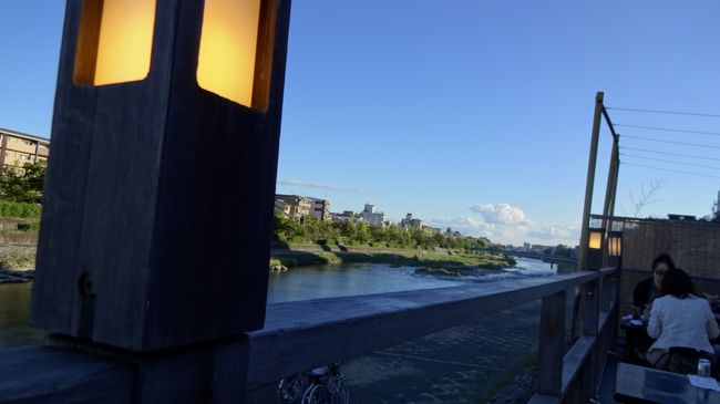 川床より、暮れてくる鴨川。<br /><br />綺麗。これで6時半くらいです。