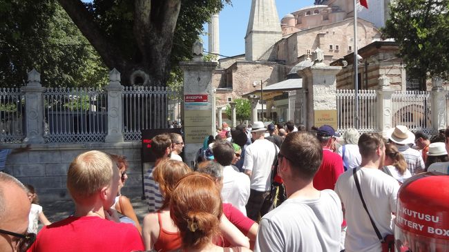 ホテルで一休みしてから、アヤソフィアに行きました。<br />門の外まで行列が出来ていたけど、15分くらいで入れました。<br />入場料　30TL　　ここも地球の歩き方より値上がりしていた。<br />