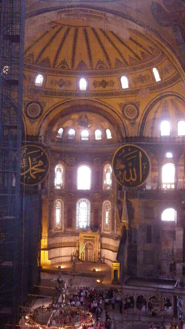 アヤソフィアはかなり古い建物だけあって、いたみがあるし、床はゆがんでいるし、行ったときも修繕していたけど、いつか壊れてしまうのではと思うくらい。それでも、今残っているってすごい。観れて良かった。