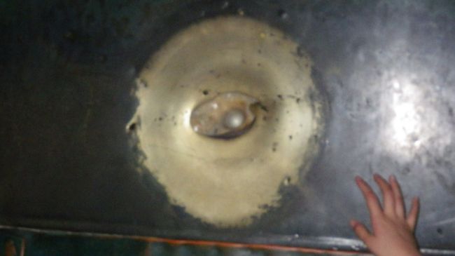 聖母マリアの手形。行列だったけど、私も並んでやってきましたよ。<br />夫は10年前の冬に来ており、10年前より穴が大きくなっていると言っていました。