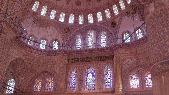 ブルーモスク　30分くらい並んでいたかな。<br />パシュミナやストールを持っていない女性には、ストールが渡され、それを頭からかぶり入場します。<br />観光客とお祈りする人は区切られています。<br />10年前は、そのようなことはなく見学できたそうです。