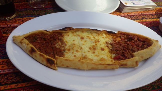 軽食を「KARADENIZ」でいただきました。<br />ミックスピデです。<br />おいしかったけど、私はお肉の匂いがちょっと嫌だった。<br />ジュース、アイスも頼み、34TLでした。