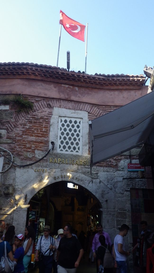 トラム沿いに歩いて、グランドバザールにきました。<br />ここで買い物というより、雰囲気を楽しむために来ました。<br />値段的には、グランドバザールは高いそうです。<br />でも、私はここでローズウォーターとか欲しいと思っていて、やっと見つけたけど、お店に人がいなくて、お店は閉まっていて買えなかった。残念。<br />アルガンオイルもあったし、欲しかったな。