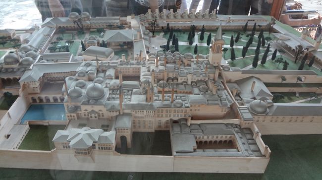 徒歩でトプカプ宮殿に来ました。10時前に到着。<br />それほど並ばずに、チケットを購入できました。<br />入場料は、ハレムも合わせて、45TL。ここも値上がり。<br />12時ごろ宮殿を出たときには、ずらりとかなりの行列が出来ていました。暑い中、並ぶのは大変だし、朝一で行くのがよさそうです。<br />音声ガイドも借りました。<br /><br />トプカプ宮殿、広いし、モザイクタイルが綺麗でした。<br /><br />