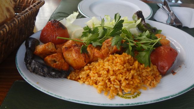 トプカプ宮殿を出たところで、大阪に仕事で行くというトルコ人に出会いました。<br />聞きたいことがあったら、教えますと言われ、お土産を買うところや、お勧めのレストランを教えてもらいました。<br /><br />それで行ったレストランが、「ミートハウス」トリップアドバイザーでも見たので自分でもチェックしていたレストランでした。<br />チキンケバブをシェアして食べました。<br />この後、イクティクラール通りで食べ歩きしたかったので、軽めにしました。<br />アイランとビールも飲んで、2人で40TLでした。お肉はおいしかったです。