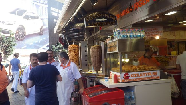トラムとメトロを乗りついで、タクシム広場に来ました。<br />タクシム広場のそばにあるお店「クズルカヤラル」で、まずは濡れバーガーをいただきました。なかなかしっとりしていて、甘さもあって、美味しかった。
