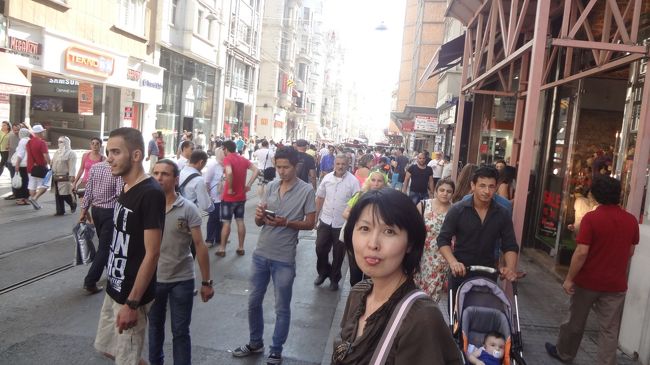 イクティクラール通りです。<br />人がいっぱいでした。お店を見ながら歩きました。