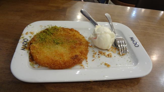 「MADO」で、キュネフェをいただきました。<br />トルコのスイーツの中では。甘すぎず、とても美味しかった。<br />また食べたい。レモネードも美味しかった。<br />本当は、他のお店でプロフィテロルを食べる予定にしていたけど、お店が工事中でした。残念。