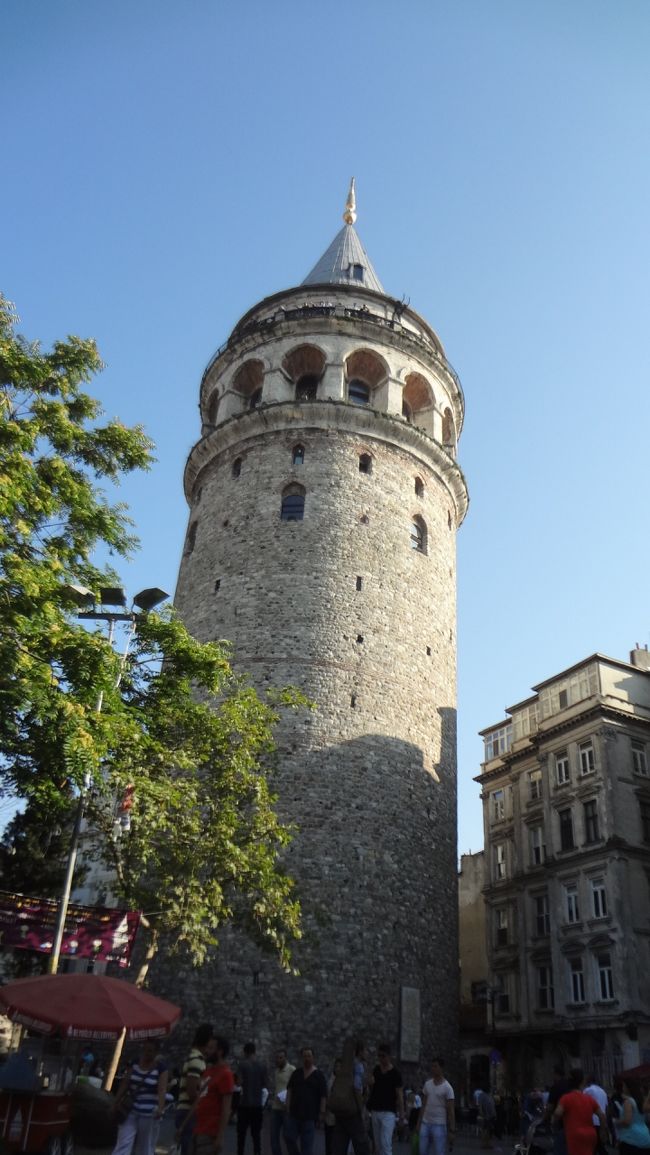 ガラタ塔まで来ました。<br />ガラタ塔の周囲には、おみやげ物屋さんが、たくさんありました。