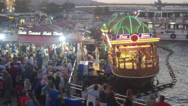 ガラタ橋を渡り、サバサンドが売っている船のお店に来ました。<br />サバサンド　6TLでした。<br />サバサンド、旅行中、魚をほとんど食べていなかったので、なんか食べるとほっとします。<br />7日目終了。