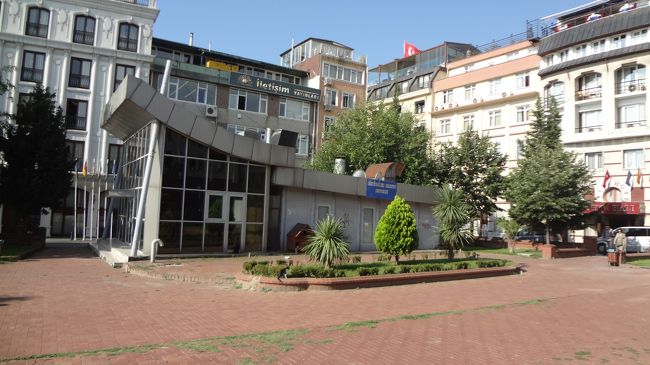 最終日<br />ホテルの近くの公園を散歩。<br />この公園、猫がいっぱいいます。猫の家まであって。<br />公園の隣りに、ゴールデンホテルがあって、ここはきっと、ホテルネナよりブルーモスクが近くに見えると思う。