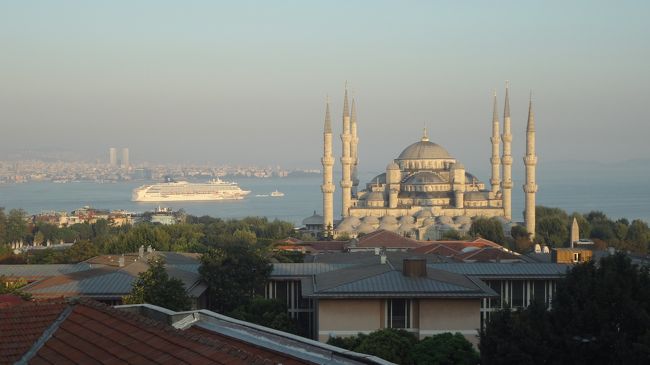 スィルケジからうろうろしながら、ホテルに戻り、またレストランのテラスに。<br />中国人6人いて、絵を描いたり、写真を熱心に取ったりしていた。<br />ちょっと騒がしかったけど、やっぱりここからの景色が一番良いな〜と思いながら、残りの時間を過ごしました。<br />ホテルでタクシーを呼んでもらい、空港に向かいます。<br />タクシー代75TL払いました。<br />本当はもう少し安かったと思う。