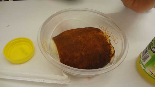 空港で空き時間、お茶をしながら待ちました。<br />カザンディビがあったので、食べてみました。<br />面白い食感。<br />これとジュース2本でなんと30TL。<br />空港は3―4倍の値段で売ってます。イスタンブールの国際線の空港は楽しめない。少し、トルコリラが残ったから、お菓子でも買おうなんて思ったら、高すぎて買えなかった。<br /><br />0:50発、トルコ航空で関空へ。<br />トルコ航空、アメニティを今でも配ってくれる航空会社です。<br />ありがたいけど、荷物が増える。<br />事故もなく、無事に楽しいトルコ旅行が出来ました。<br />