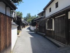 笠島集落は、江戸時代から戦前にかけて建てられた家屋100棟余りが並ぶ、ノスタルジックな町並み。虫籠窓や出格子、しっくい塗りの白壁、持ちおくりやなまこ壁などがあしらわれた伝統的な家屋が建ち並ぶ姿は、すべて塩飽大工の手仕事によるものです。