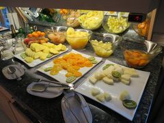 ロンダで迎える２回目の朝。
ホテルの朝食はフルーツが豊富。くだもの大好きなのでうれしいです。