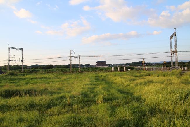 朱雀門と太極殿の間には近鉄が横切っています。