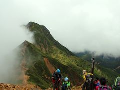 山の斜面を駆け上がる様に覆い尽くす白い霧。

その霧は唐突に消えてなくなり、険しく優美な阿弥陀岳の稜線が姿を現す。
そして、また10秒後には緑の景色は霧の中へと消えて行く。
