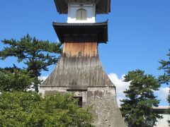 高松琴平電鉄の横にある　高燈籠