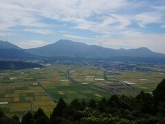 久住に向かう峠道は宮地駅前交差点から入りました。
途中には城山展望所があります。

阿蘇山から噴煙が上がってます。
