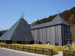 長湯温泉「ラムネ温泉館」￥500
源泉の温度が32℃で大量の炭酸成分を含んでいて
全身が銀色の泡で包まれます。
この日も大勢のお客様でいっぱい。

源泉を適温に温めたお風呂もありますが　露天が32℃なので
今の時期くらいまでがいいみたいですね♪
約30分ほど浸かって満喫してきました＾＾