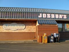 昨夕も来たジョシュアズ・レストラン（Joshua's Restaurant & Lounge）で朝食です。
朝6時からオープンしているので、早朝から活動するのに便利です。