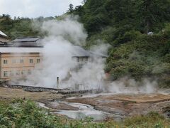 と、思ったら、割と近いんだね^^;
何分も走らないで、着きました。後生掛温泉。

主要道から脇にちょっと入るんだけど、路肩に車がいっぱい。
？？と思い、温泉の駐車場まで行くと・・。
なるほど〜止めるところがない！