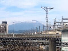 昼過ぎに盛岡駅到着。岩手山がお出迎え。