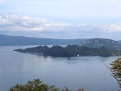 十和田湖を一望する発荷峠。真ん中辺りは中山半島。