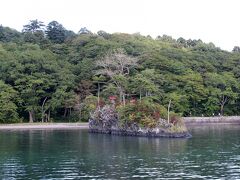 遊覧船から見た御前ケ浜。手前は恵比寿大黒島。