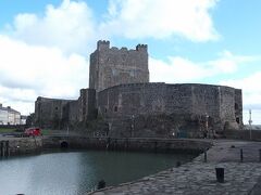 ベルファストの北15kmの港町にあるキャリックファーガス城(Carrickfergus Castle)．1180年に建造．　

ここで15分ほど降車. 城内部への入口は反対側の方だった．
内部(有料)には大砲や人形があるようだが，時間がなくて入るのは無理．
