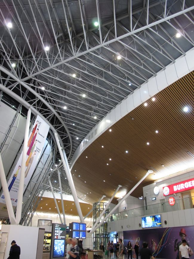 クアラルンプール国際空港は近代的できれいです。