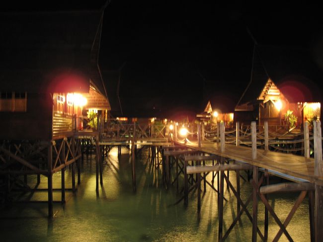 水上コテージも、夜は夜で趣があります。<br />都会の雑音と喧騒から逃れたい人にはお勧めです。<br />波の音しかしません。