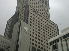 曇空と札幌駅前のJRタワー。
