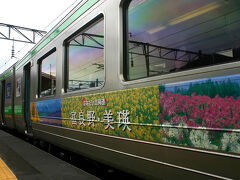 再び札幌駅まで戻って先ほども書いた通り小樽へ向けて再度電車に乗ります。先程の利尻・礼文に続いて今度は富良野・美瑛のラッピング電車が来ました。