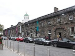 14:35　キルケニー・デザイン・センター Kilkenny Design Centre
城の真向かいにあります。この建物も城に付随するもののようでした。