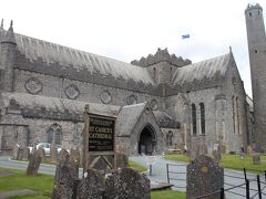 15:33　St. Canice's Cathedral

800年以上も前に建てられた大聖堂でアイルランドで二番目の大きさ。塔に登ると町が見渡せるそうですが時間が無くて断念。