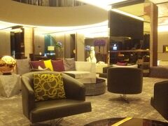 バンコクに到着、前回良い思いをした、ヒルトン、アゲイン…です。

そうそう、30回を超える渡航で、とうとう、荷物未着を体験しました。
5月のシドニー経由便の利用時に続き、香港が、またもや、悪天候で、空港内がゴタゴタ、それに巻き込まれたのか、積み残されたみたいです。
空港のグランドスタッフから、別の便で到着し、ホテルに運んでくれるとの説明かありました。

ま、重い荷物をホテルに運んでくれたんで、これはこれで、良しとしますか。